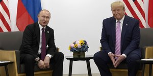 Βλάντιμιρ Πούτιν (αριστερά) και Ντόναλντ Τραμπ (δεξιά) σε παλαιότερη συνάντησή τους την Οσάκα