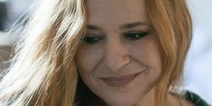 ρεμπουτσικα κοιταζει κατω