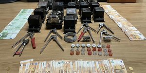 Χρήματα κι εργαλεία που κατασχέθηκαν για ρευματοκλοπή στην Αττική