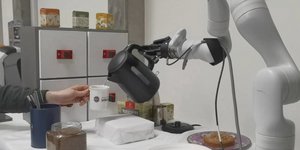 Ρομπότ φτιάχνει καφέ σε κουζίνα /PA MEDIA