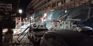 Σκαλωσιά πλάκωσε αυτοκίνητα στην Ρόδο