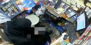 Η στιγμή που ο ληστής γρονθοκοπεί υπάλληλο περιπτέρου στη Ρόδο