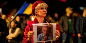 Ρουμάνα με την φωτογραφία του Γκεοργκέσκου