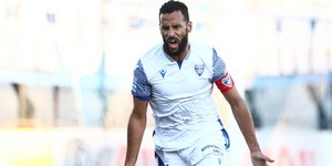 Ο Ρομαό με τη φανέλα του Ιωνικού