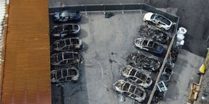 Καταστράφηκαν αυτοκίνητα στην αντιπροσωπεία της Tesla στη Ρώμη