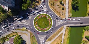 Κίνηση αυτοκινήτων σε πλατεία 