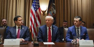 Ο Ντόναλντ Τραμπ με τους Ρούμπιο και Χέγκσεθ