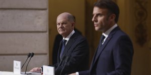 O Γερμανός καγκελάριος Όλαφ Σολτς και ο πρόεδρος της Γαλλίας, Εμανουέλ Μακρόν