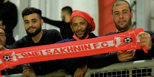 Άραβες και Ισραηλίτες μαζί στις κερκίδες της ομάδας Μπνέι Σακνίν / WIKIPEDIA