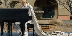 Ο Τζον Μάλκοβιτς ως «Aλφρεντ Μορέτι» στην νέα ταινία με τίτλο «Opus» / Α24 Studio