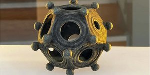 Το μυστηριώδες 12πλευρο αντικείμενο που προβληματίζει τους αρχαιολόγους / WIKIPEDIA