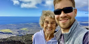 Η 94χρονη Τζόι Ράιαν και ο εγγονός της, Μπραντ σε ένα από τα δεκάδες ταξίδια τους μαζί / GRANDMAJOYSROADTRIP