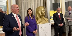 Ο αντιπρόσωπος της Ελλάδας στα Ηνωμένα Έθνη, Πρέσβης Ευάγγελος Σέκερης και η υπουργός Κοινωνικής Συνοχής και Οικογένειας Σοφία Ζαχαράκη