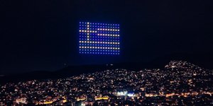 Ο δήμος Βάρης, Βούλας, Βουλιαγμένης τίμησε τη εθνική επέτειο της 25ης Μαρτίου με ένα υπερθέαμα από drones