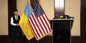 Σημαίες των ΗΠΑ και της Ουκρανίας