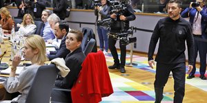 Ο πρόεδρος της Ουκρανίας Βολοντίμιρ Ζελένσκι (δεξιά) φθάνει σε συνάντηση στρογγυλής τραπέζης στο πλαίσιο της Συνόδου Κορυφής της ΕΕ στις Βρυξέλλες