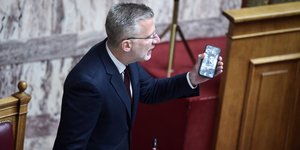 Ο Σκέρτσος δείχνει φωτογραφία Φάμελλου από τη σύσκεψη στο Μάτι