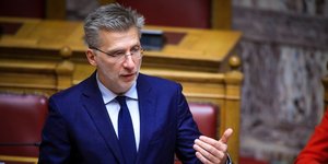 Ακης Σκέρτσος μπλε κοστουμι