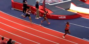 Αθλήτρια στις ΗΠΑ χτυπάει στο κεφάλι με τη σκυτάλη αντίπαλό της