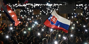 Xιλιάδες άνθρωποι διαδηλώνουν κατά του πρωθυπουργού Ρόμπερτ Φίκο στη Μπρατισλάβα της Σλοβακίας
