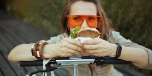 Διαιτολόγος αποκαλύπτει το σνακ που πρέπει να τρώνε οι γυναίκες μετά τα 45 