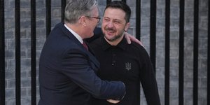 Η θερμή αγκαλιά του Κιρ Στάρμερ στον Βολοντίμιρ Ζελένσκι 