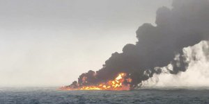 Φλόγες και πυκνός καπνός από την σύγκρουση πλοίων στη Βόρεια Θάλασσα
