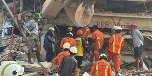 Διασώστες αναζητούν επιζώντες στα συντρίμμια 12όροφου κτιρίου στο Μανταλέι της Μιανμάρ, μετά τον καταστροφικό σεισμό