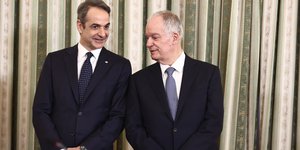 Ο Πρόεδρος της Δημοκρατίας Κώστας Τασούλας συνομιλεί με τον Πρωθυοπουργό Κυριάκο Μητσοτάκη