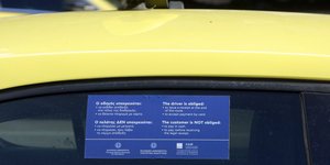 Αυτοκόλλητο σε ταξί για αποδοχή πληρωμών μέσω POS