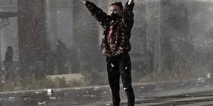 Η εικόνα με την κοπέλα στο Σύνταγμα που επέλεξε να αναρτήσει ο Ν. Πλακιάς 