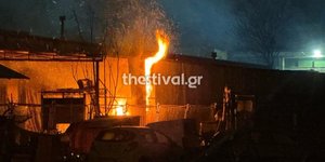 Φωτιά σε εργοστάσιο επίπλων στη Θεσσαλονίκη