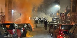 Επεισόδια στη Θεσσαλονίκη μετά την πορεία για τα Τέμπη -Πετροπόλεμος και χημικά