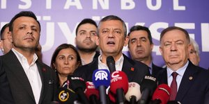 O πρόεδρος του κόμματος της τουρκικής αξιωματικής αντιπολίτευσης Οζγκιούρ Εζέλ