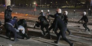 Αστυνομικοί συλλαμβάνουν διαδηλωτή στην Τουρκία