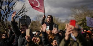 Διαδηλώτρια με τουρκική σημαία