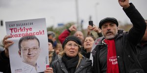 Τούρκοι διαδηλωτές με αφίσα του προφυλακισμένου δημάρχου της Κωνσταντινούπολης Εκρέμ Ιμάμογλου