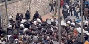 Επεισόδια στις συγκεντρώσεις στην Κωνσταντινούπολη μετά τη σύλληψη του Ιμάμογλου