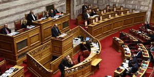 Ο Χρήστος Τριαντόπουλος στo βήμα της Βουλής