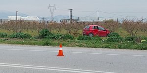 Το αυτοκίνητο που κατέληξε σε χωράφι μετά το τροχαίο