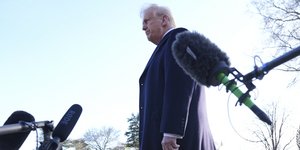 Ο Ντόναλντ Τραμπ μπροστά από μικρόφωνα