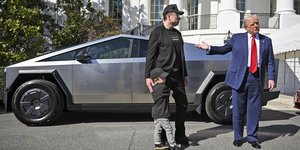 Ντόναλντ Τραμπ και Έλον Μασκ μπροστά σε όχημα της Tesla στον Λευκό Οίκο 