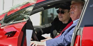 Ντόναλντ Τραμπ και Έλον Μασκ μέσα σε Tesla