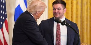 Ο ομογενής Άλεκ Σκαρλάτος με τον Ντόναλντ Τραμπ