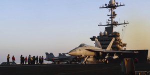 Ένα αεροσκάφος εκτοξεύεται από το USS Harry S. Truman στην Ερυθρά Θάλασσα πριν από αεροπορικές επιδρομές στη Σαναά της Υεμένης, Σάββατο 15 Μαρτίου 2025 