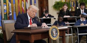 Ο Ντόναλντ Τραμπ υπογράφει διατάγματα