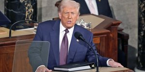 Ο Ντόναλντ Τραμπ απευθύνεται σε κοινή σύνοδο του Κογκρέσου στο Καπιτώλιο στην Ουάσιγκτον