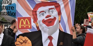 Καρικατούρα του Ντόναλντ Τραμπ, δίπλα σε παραποιημένο σήμα γνωστής εταιρείας γρήγορου φαγητού