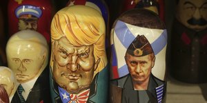 Οι φιγούρες των Ντόναλντ Τραμπ και Βλάντιμιρ Πούτιν πάνω σε ρώσικες ξύλινες κούκλες