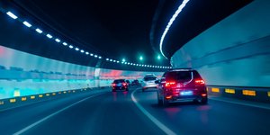 Κίνηση οχημάτων σε τούνελ